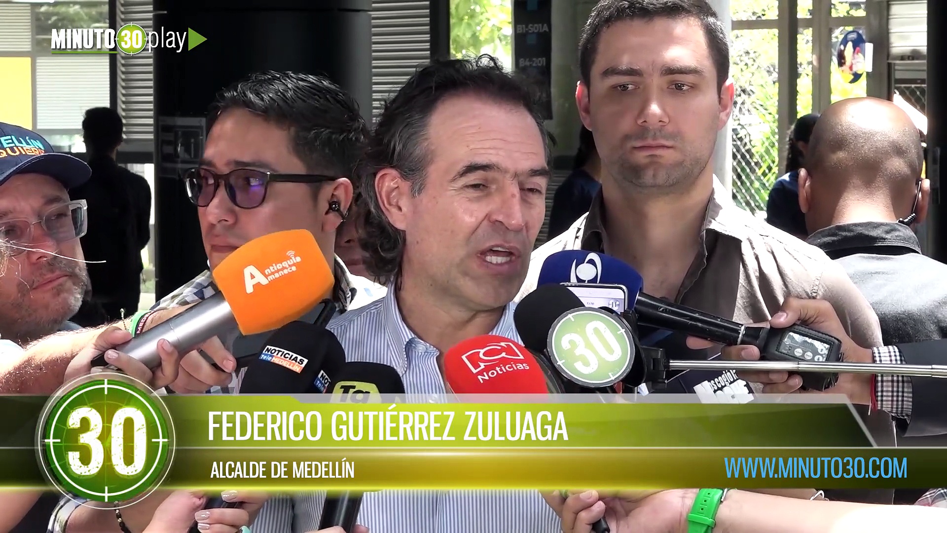 Fico Gutiérrez explota: «cuatro policías heridos con flechas» y Petro responde con salida de General de la Policía