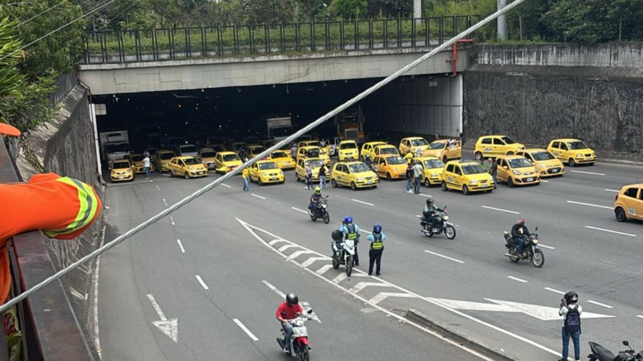 Taxistas levantan el paro en Medellín tras dos días de caos vehicular
