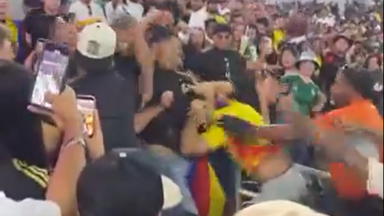 ¡Casi lo «empelotan»! Mexicanos «se desquitaron» con hincha colombiano ¿por la goleada?