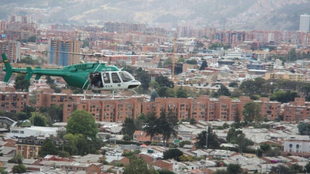¡Persecución con helicóptero! Ladrones arrollaron a dos uniformados durante la huida en Bogotá
