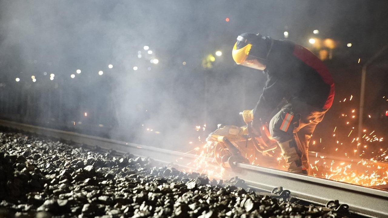 ¡Paso crítico superado! Metro de Medellín ya cortó los rieles en el lugar de la falla y así van