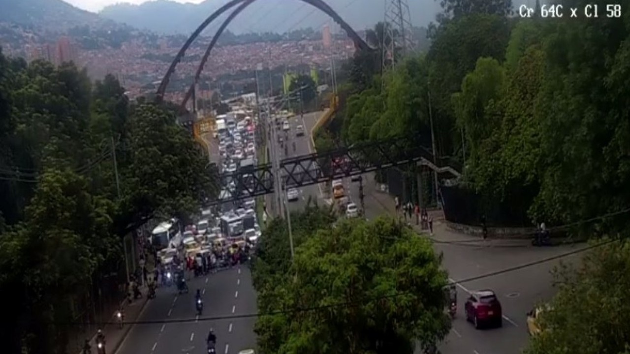 ¡URGENTE! Manifestación bloquea la autopista norte a la altura de la Universidad Nacional en Medellín