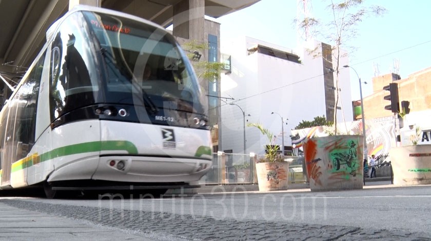 ¡Ay Metro, un bañito de ruda no te vendría mal! Hasta el tranvía falló