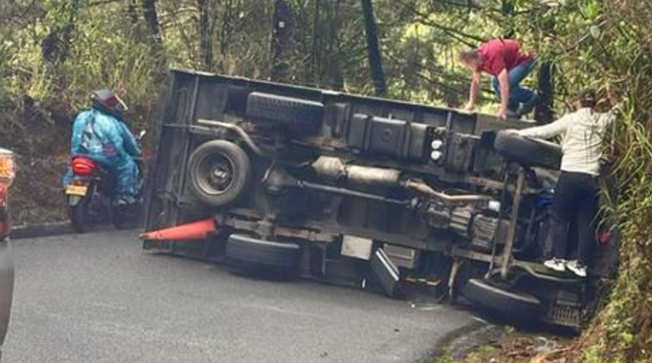 ¡Caos en El Escobero! Un carro se volcó y la vía está cerrada