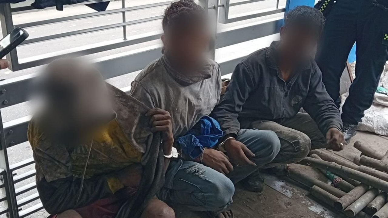 ¡Se escondían debajo de las estaciones! Cogieron a los ‘topos’, 3 tipos que robaban cables del Transmilenio