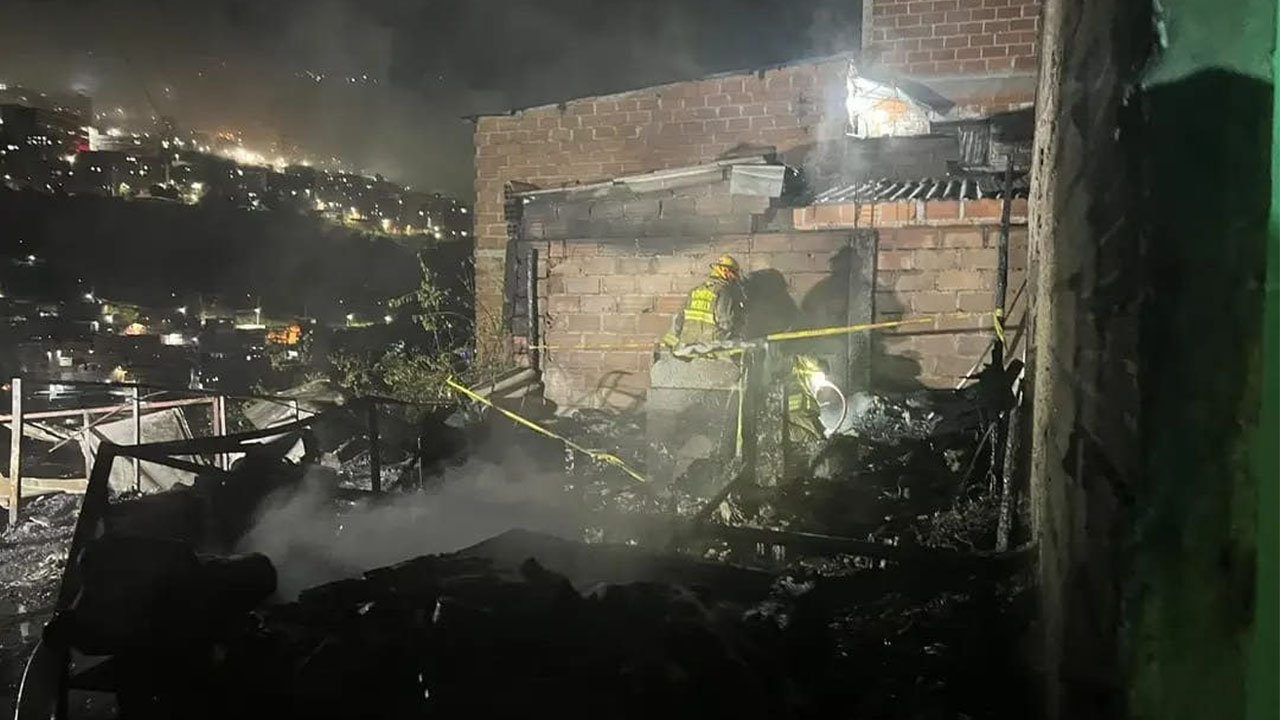 Tragedia en el barrio Olaya Herrera: incendio acabó con 4 casas y con la vida de una persona
