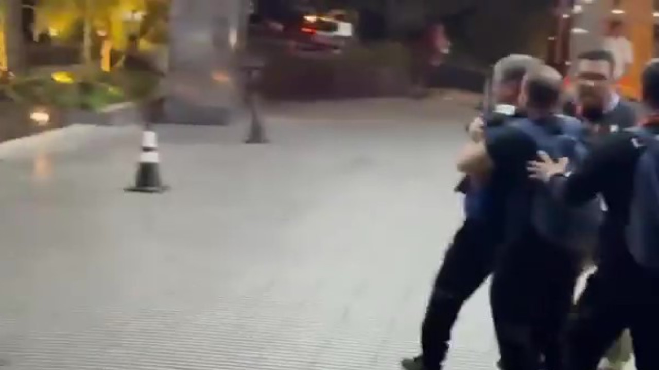 ¡“Respetá hijo de…”! Bolillo Gómez y su cuerpo técnico se agarraron con un hincha de El Salvador