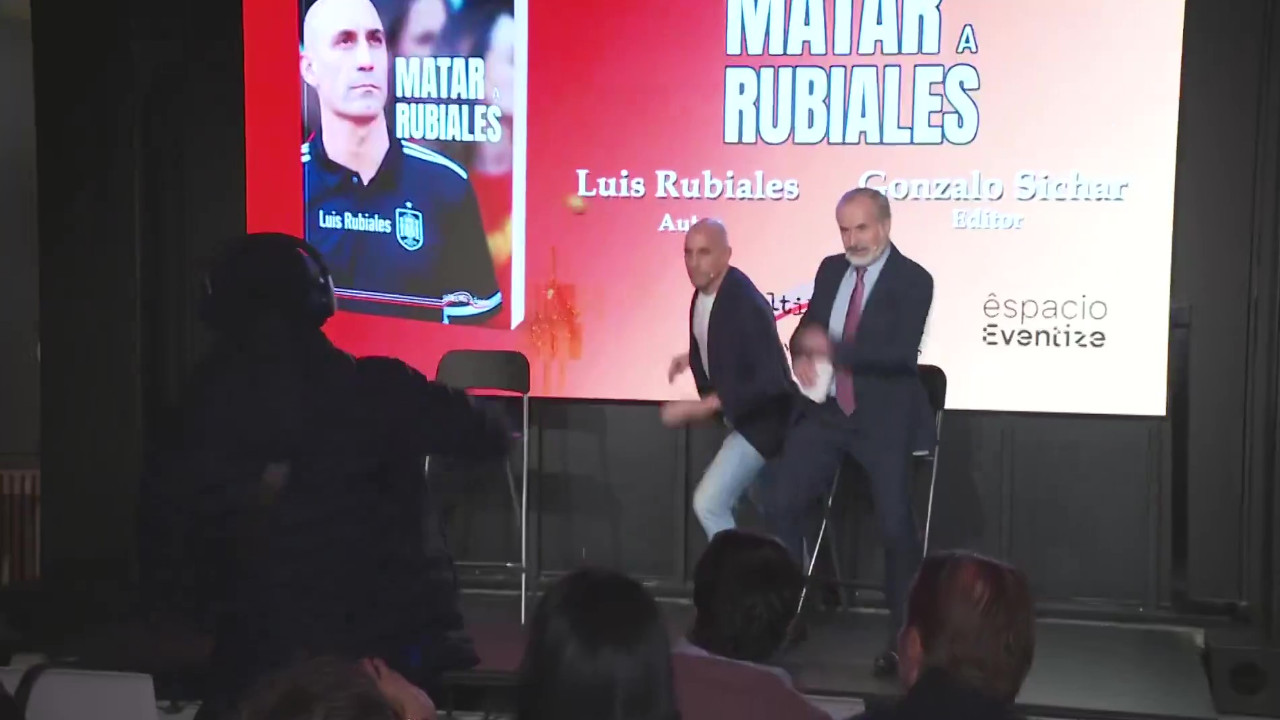 ¡Tremenda huevonada! A Luis Rubiales lo agarraron a huevo en plena presentación de su libro