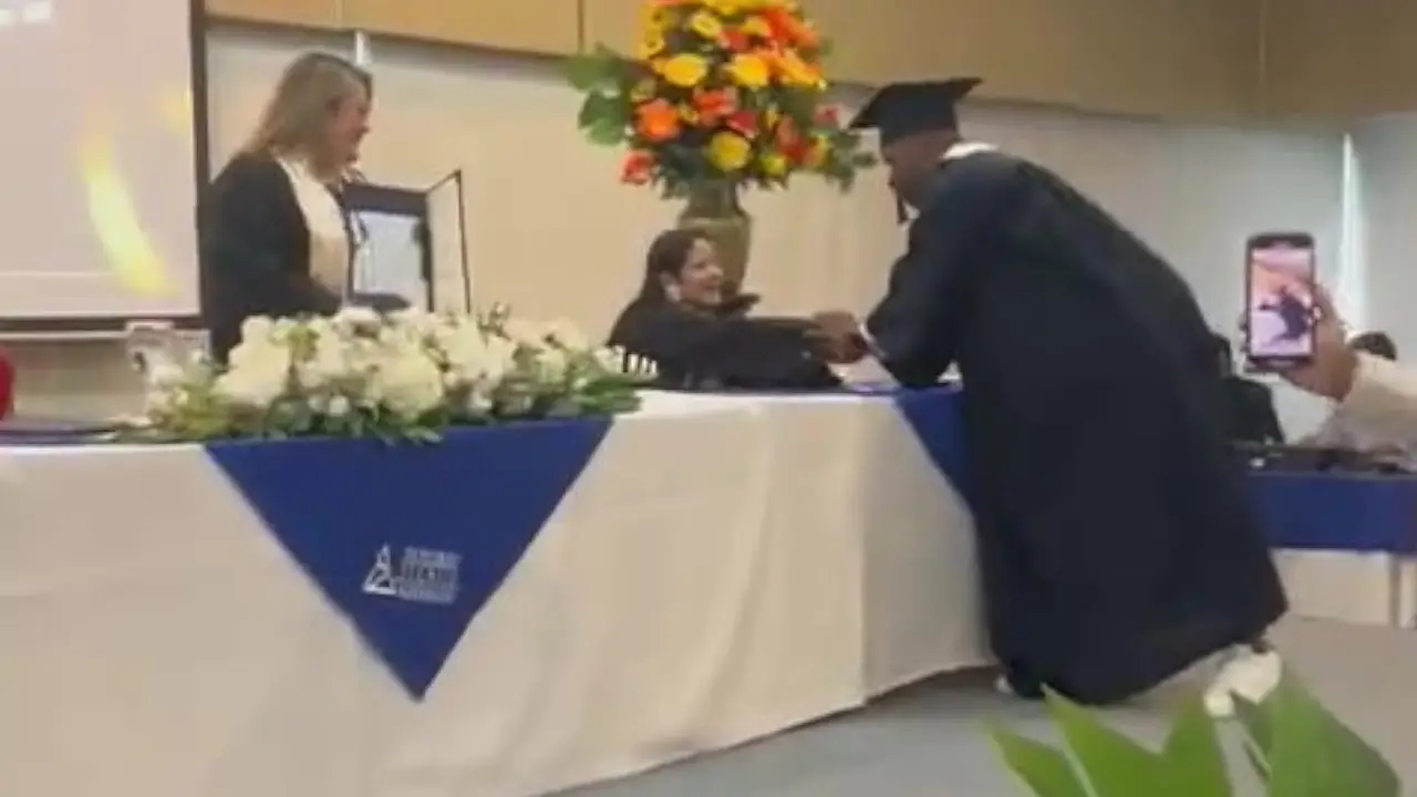 ¡Aplaudan de pie, se nos graduó Tutunendo! Carmelo Valencia ya es un orgulloso bachiller