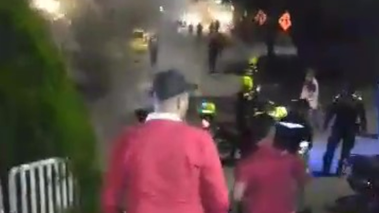 ¡Terror americano en El Poblado! Hinchas de la ‘Mecha’ fueron atacados en Medellín