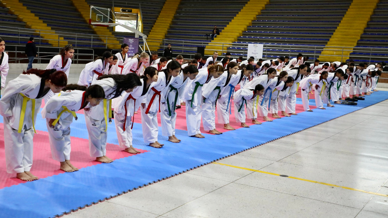 Técnica, táctica y prevención de lesiones: Pilares del entrenamiento de la Escuela de Taekwondo, proyecto Mindeporte y COC