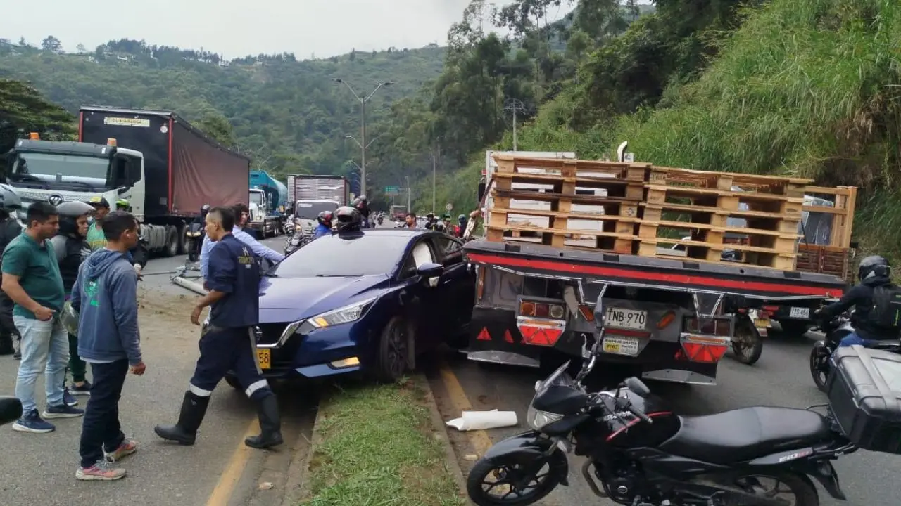 Lo que se sabe del choque que tumbó poste y tiene colapsada la autopista Medellín – Bogotá en Copacabana