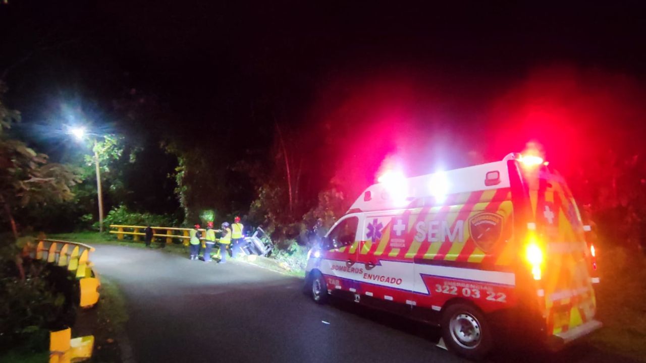 vehículo se queda sin frenos y cae a caño