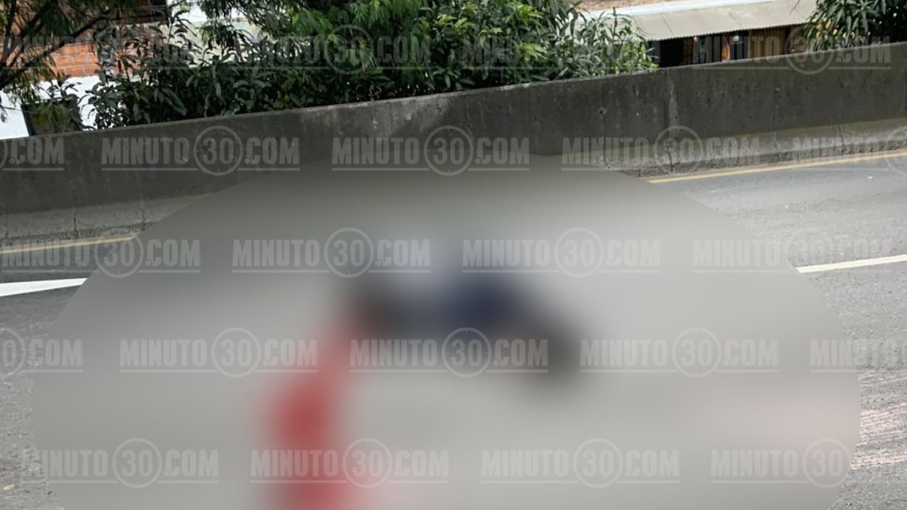 Choque con dos camiones en la Av. Paralela dejó a un motociclista muerto