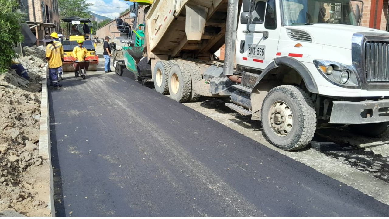 Bello pavimenta más de mil metros de vías