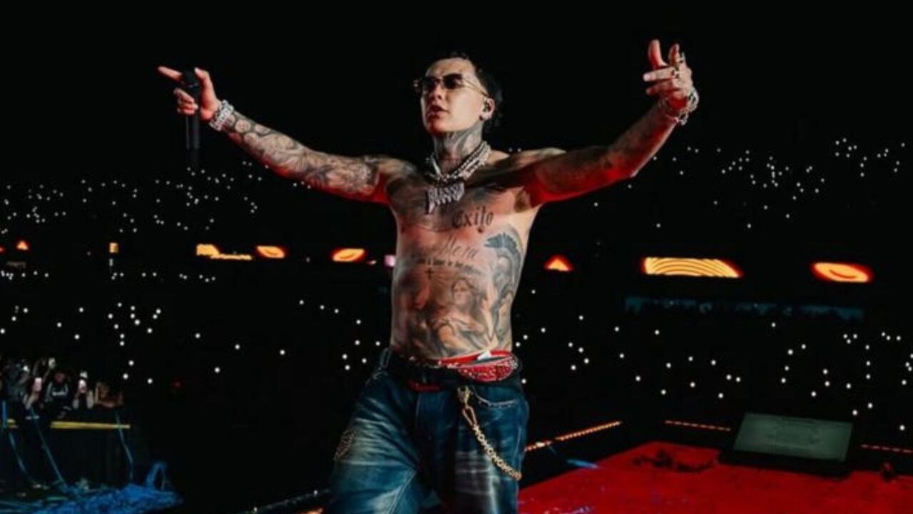 ¡Noche inolvidable! Blessd detiene su concierto y le regala una casa a una fan en Bogotá