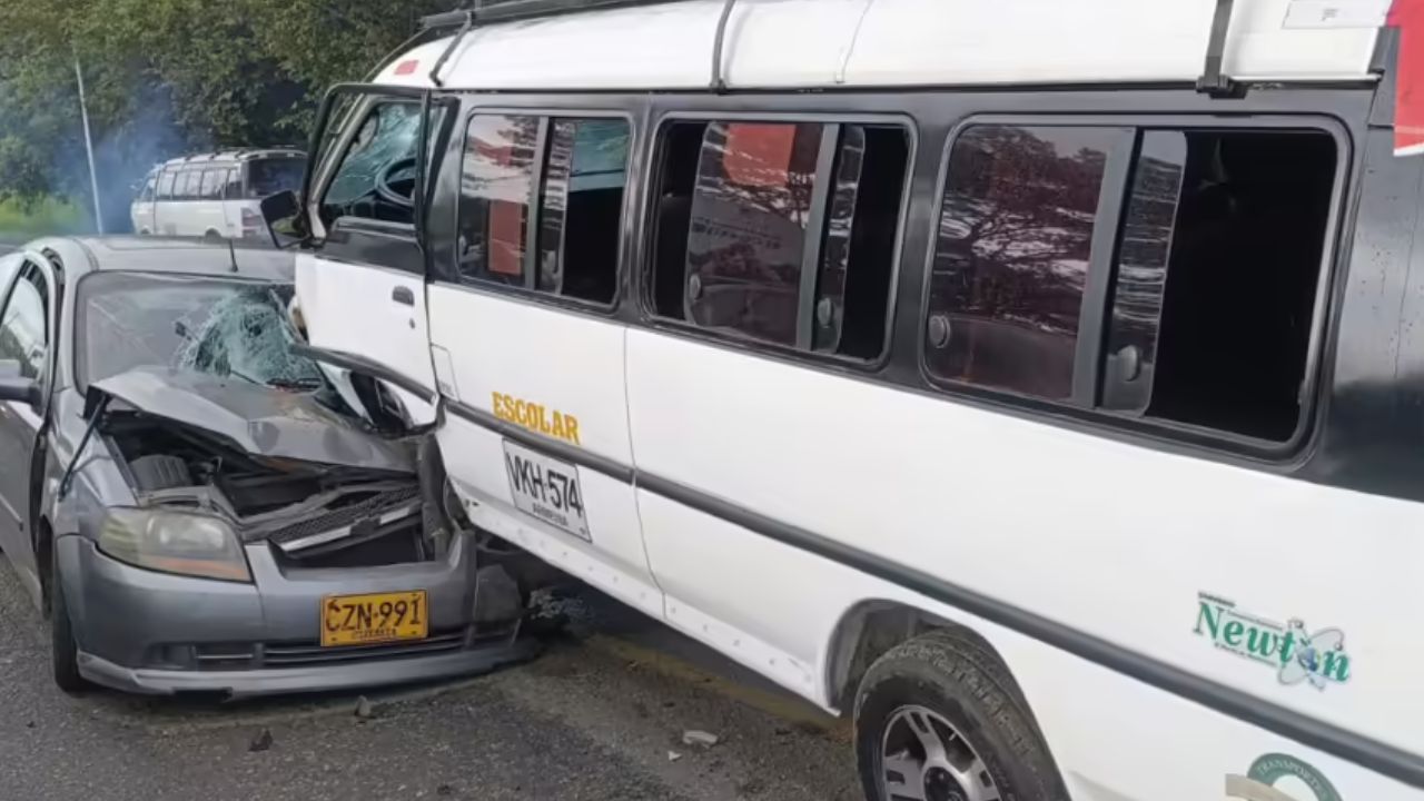 Buseta escolar chocó contra carro y dejó 15 heridos en Cali