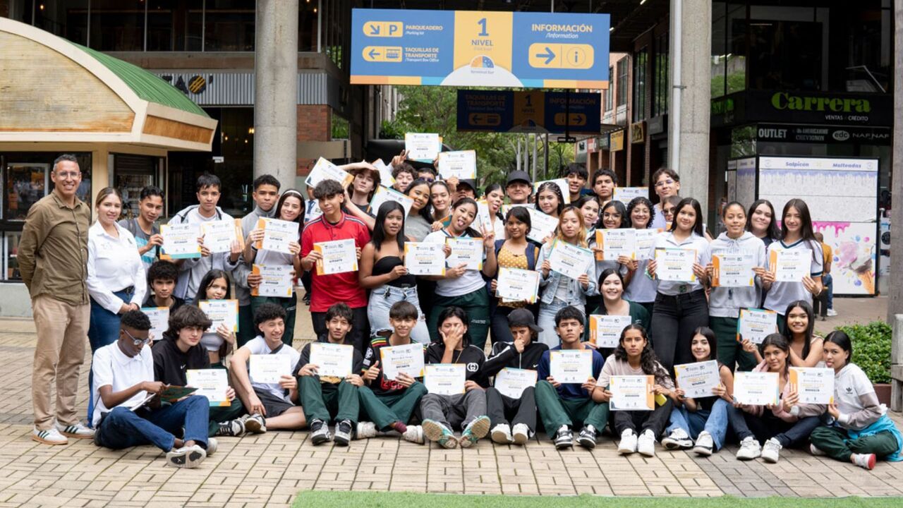 ¡Preparados para la U! 301 jóvenes de Medellín reciben orientación clave para ingresar a la universidad