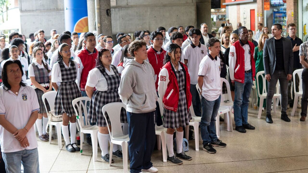 ¡Preparados para la U! 301 jóvenes de Medellín reciben orientación clave para ingresar a la universidad