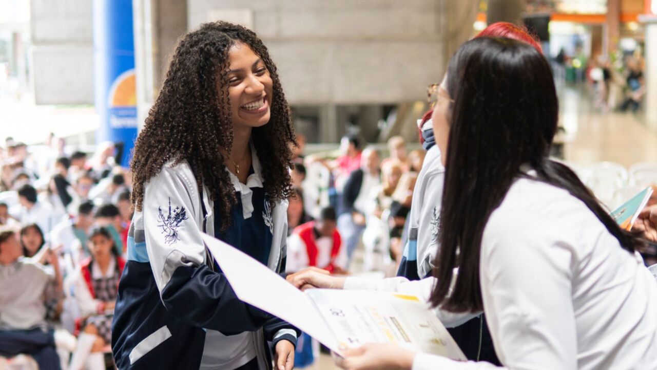 ¡Preparados para la U! 301 jóvenes de Medellín reciben orientación clave para ingresar a la universidad