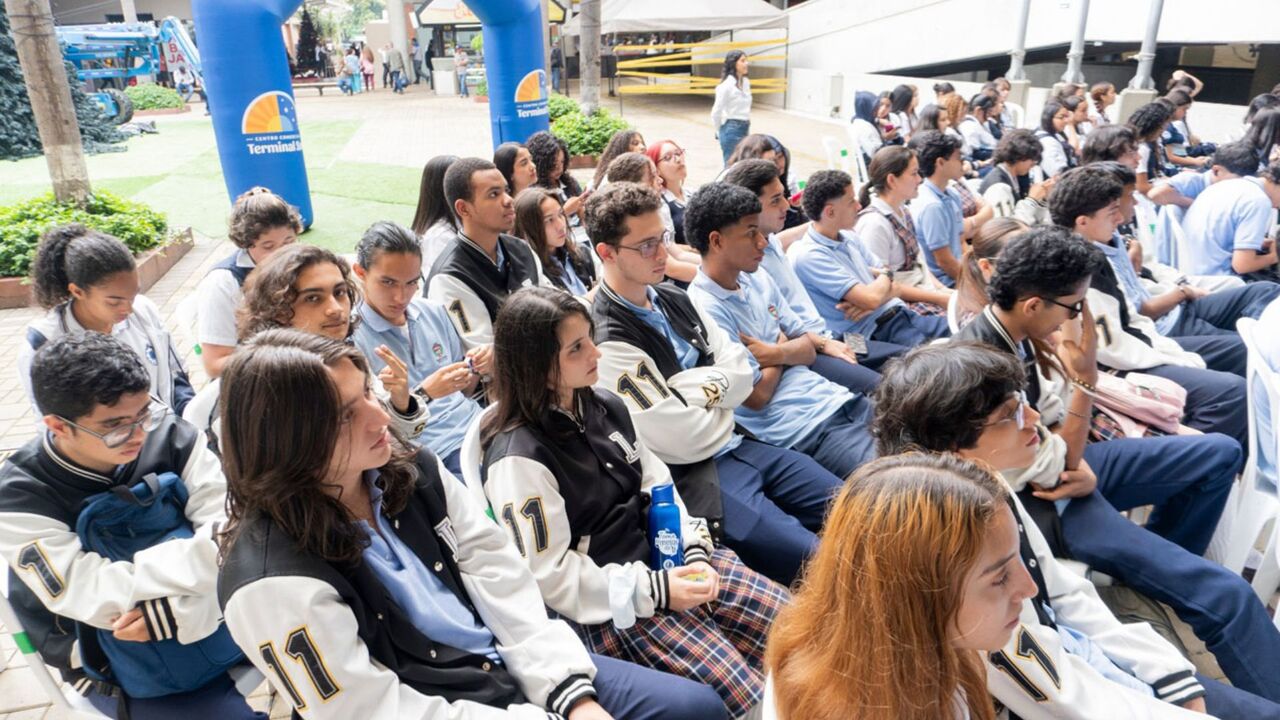 ¡Preparados para la U! 301 jóvenes de Medellín reciben orientación clave para ingresar a la universidad