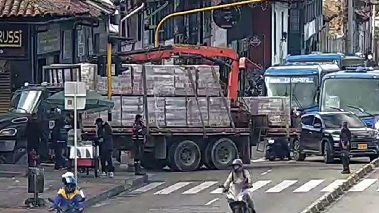 Camión quedó patas arriba tras chocar con un tractocamión en Usaquén