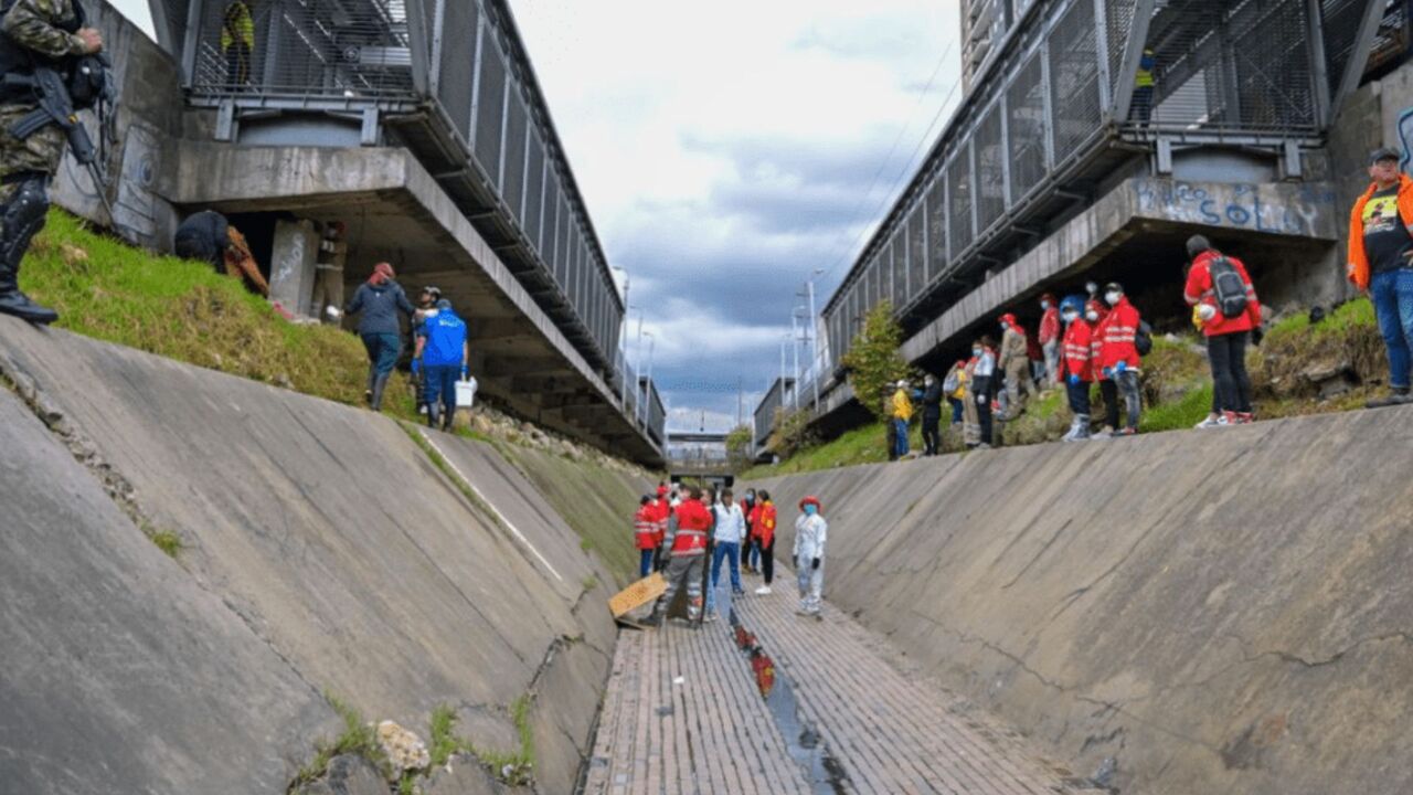 ¡Así quedó el Canal Comuneros en Bogotá! Caen 20 cambuches y salen dos toneladas de basura tras megaoperativo