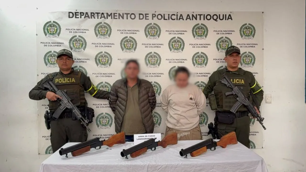 ¡Armamento oculto! Policía incauta tres lanzagranadas en un vehículo y captura a dos personas en la ruta Tarazá–Yarumal