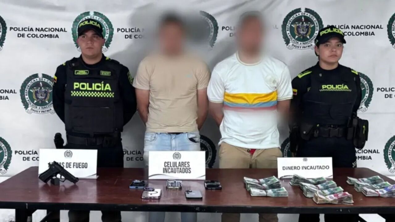 ¡Cayeron con las manos en la ‘pola’! Dos capturados mientras intentaban robar un camión lleno de cerveza en Bogotá