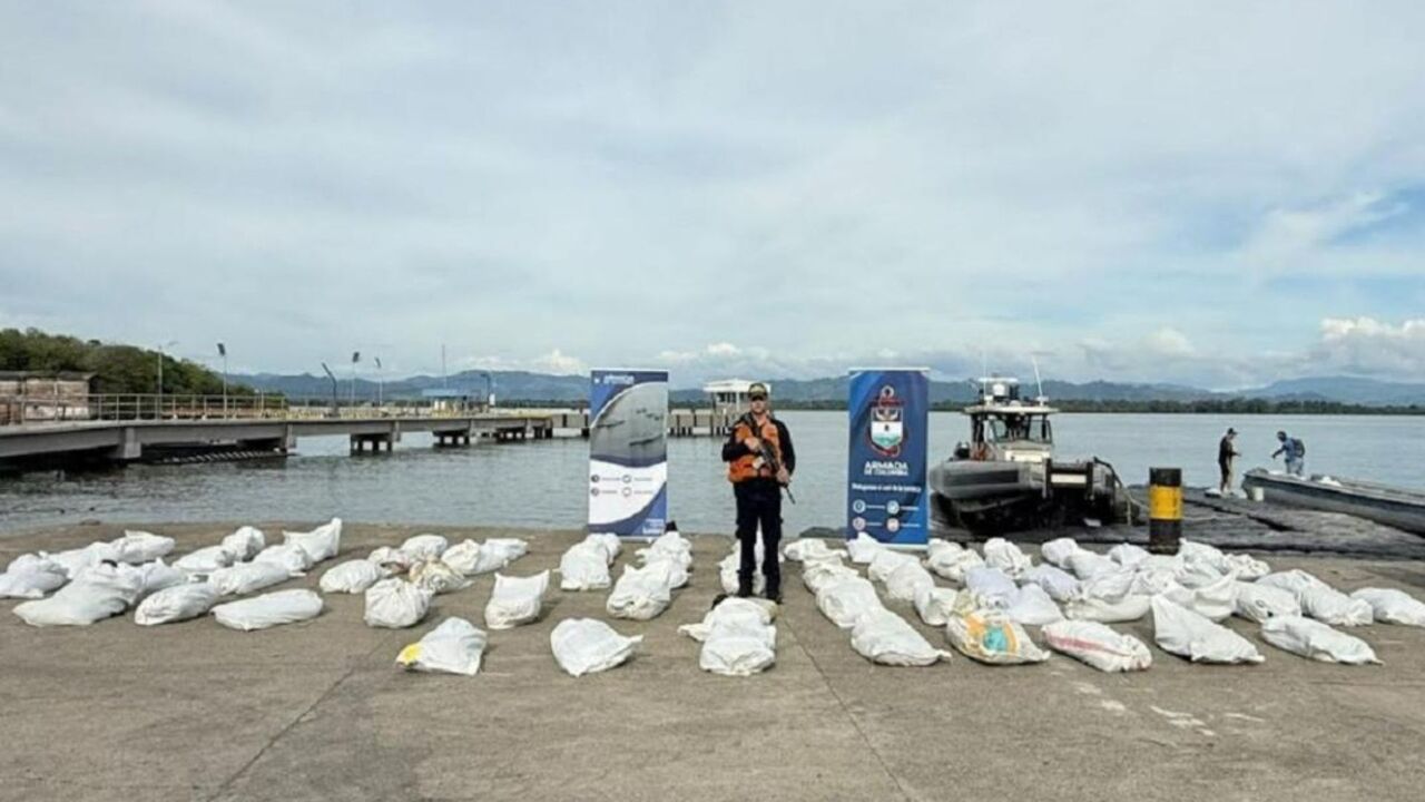 ¡Operativo en el Golfo de Urabá! Armada de Colombia incauta 3,5 toneladas de cemento transportadas ilegalmente