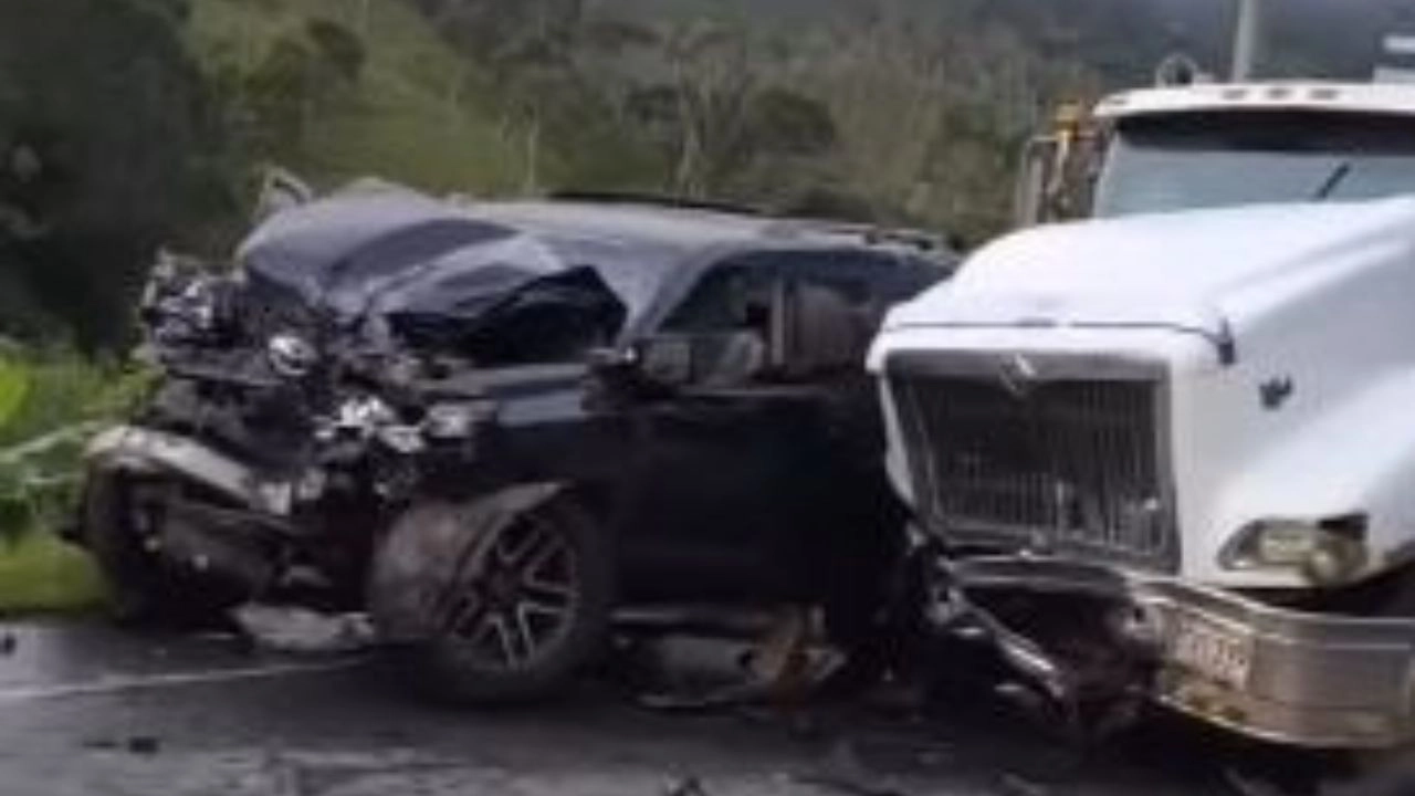 Fuerte choque en la Autopista Medellín–Bogotá: Un lesionado y movilidad lenta en San Luis