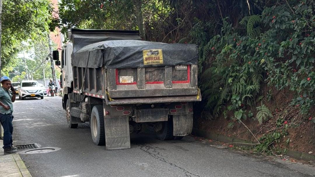 ¡Pilas! Volqueta varada en Sabaneta afecta la movilidad en importante sector