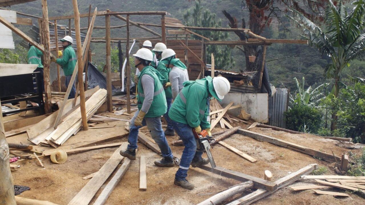 ¡Protección del Cerro Pan de Azúcar! Autoridades demolieron 10 edificaciones ilegales en zona protegida de Medellín