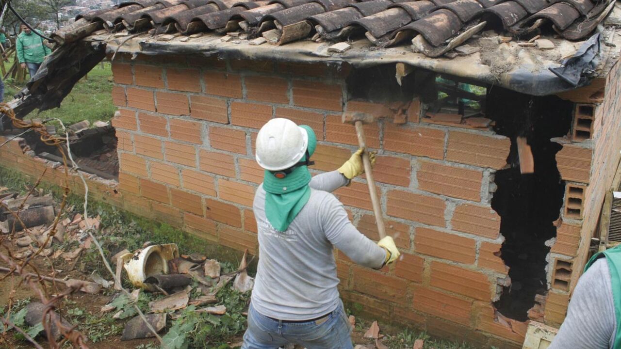 ¡Protección del Cerro Pan de Azúcar! Autoridades demolieron 10 edificaciones ilegales en zona protegida de Medellín