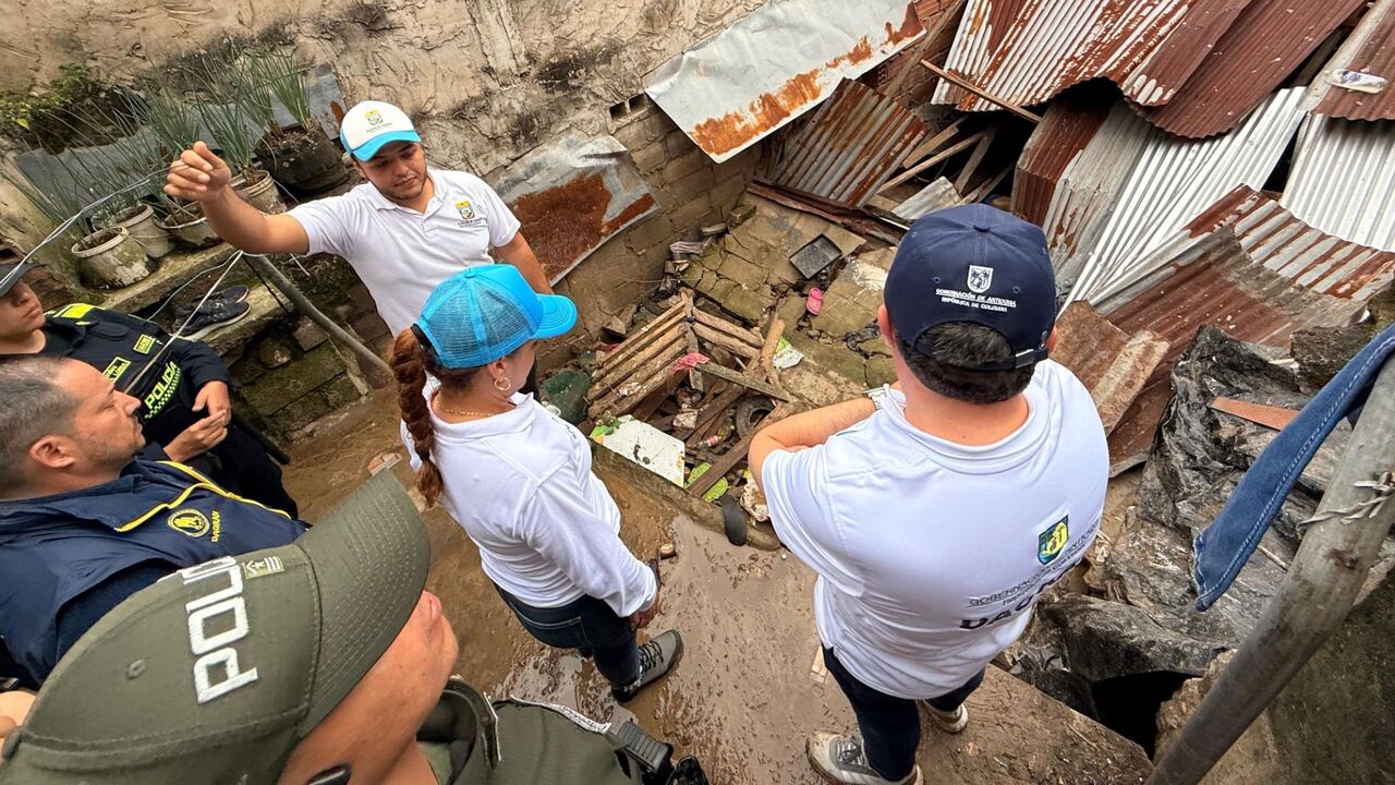 Gobernación de Antioquia envía ayudas humanitarias y maquinaria a cuatro municipios tras emergencias por lluvias