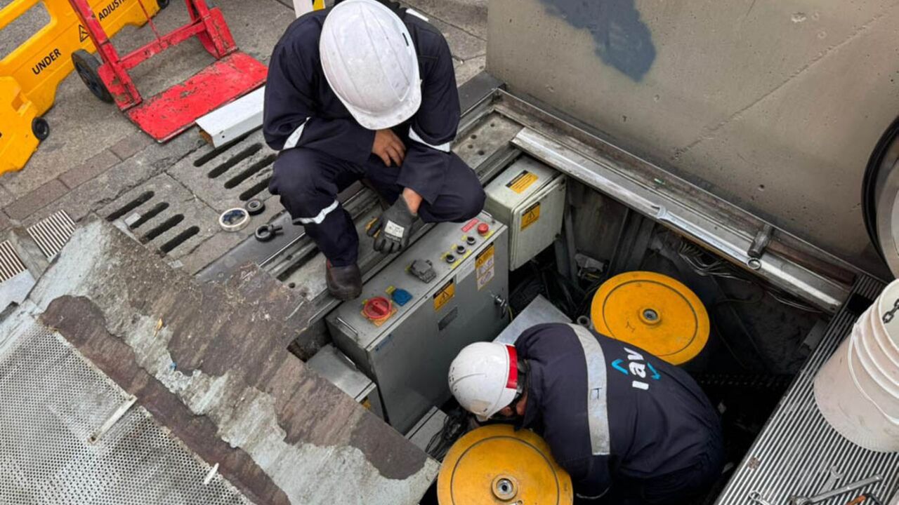 Mantenimiento de escaleras eléctricas en la comuna 13 de Medellín