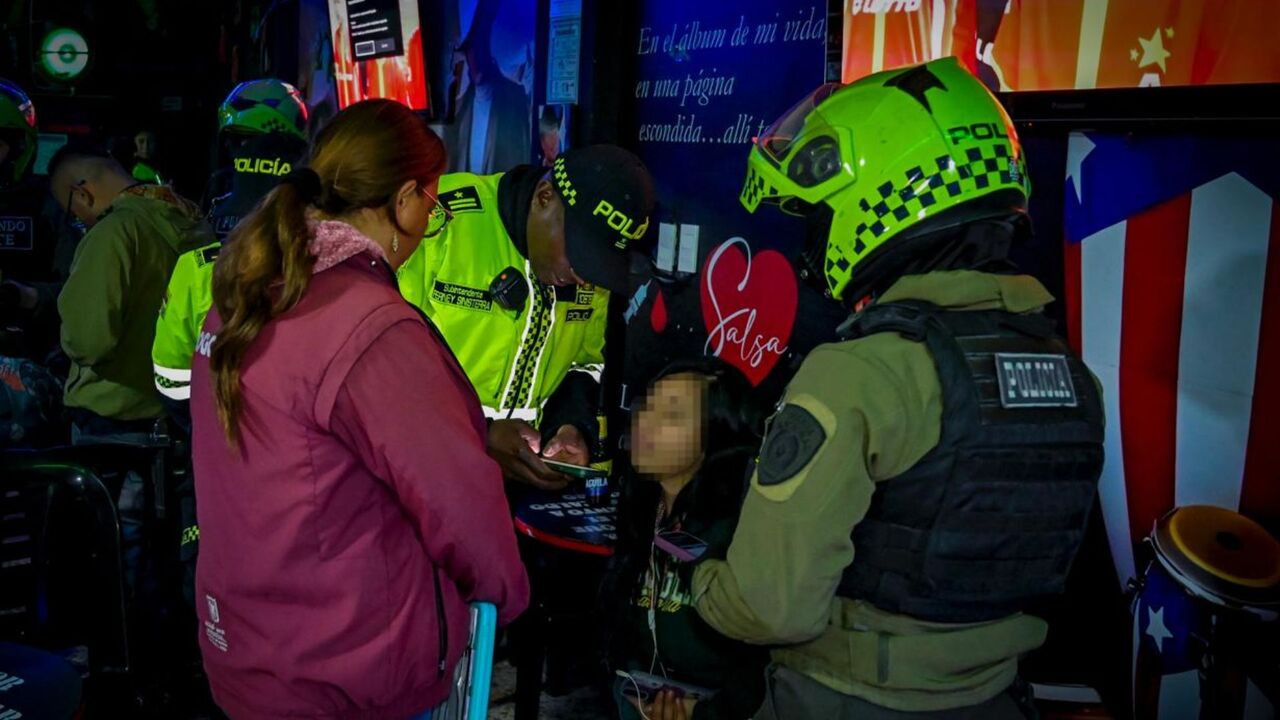 ¡Megatoma en Bosa! Menor de edad es sorprendida consumiendo licor junto a su padre en un bar