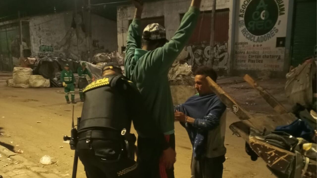 ¡Megatoma en Bogotá! Operativo masivo desmonta cambuches, incauta licor adulterado y limpia toneladas de basura