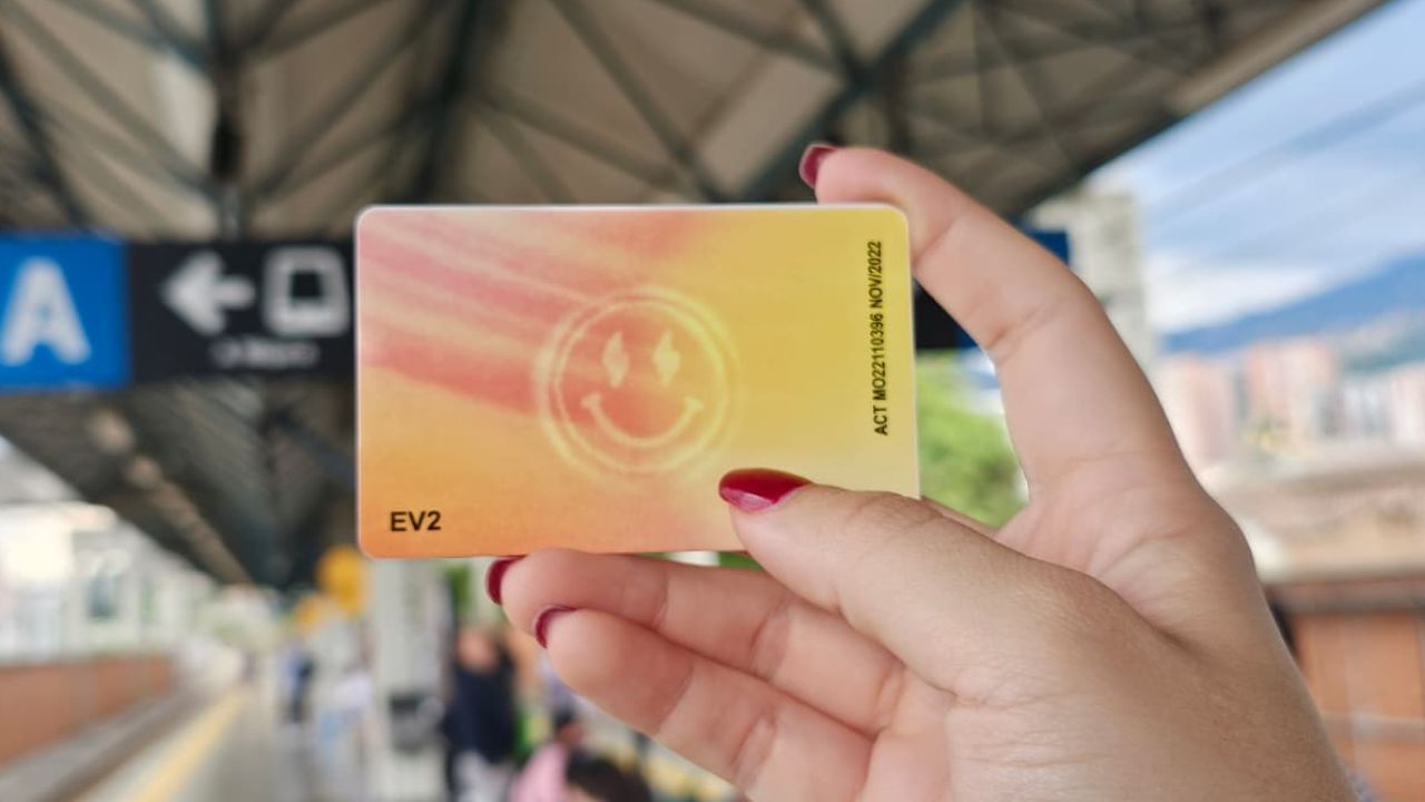 Metro de Medellín lanza Cívica conmemorativa de J Balvin por la campaña 'Ciudad Primavera'