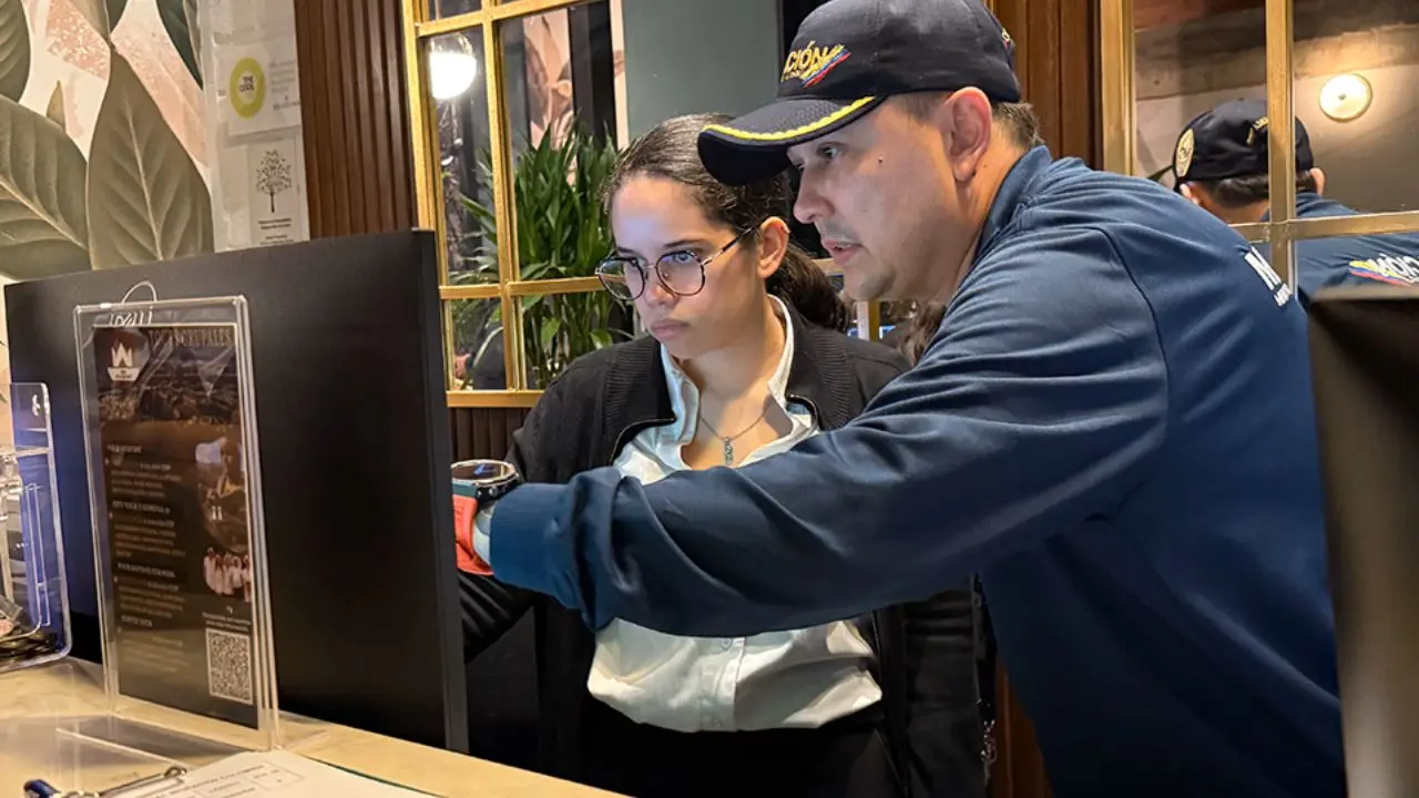 Tienen la lupa encima: Migración entra a hoteles y Airbnb en Medellín en operativos contra el turismo sexual
