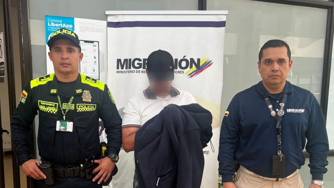 ‘El viaje a Argentina quedó en espera’: Prófugo por abuso sexual es bajado del avión por Migración en Rionegro