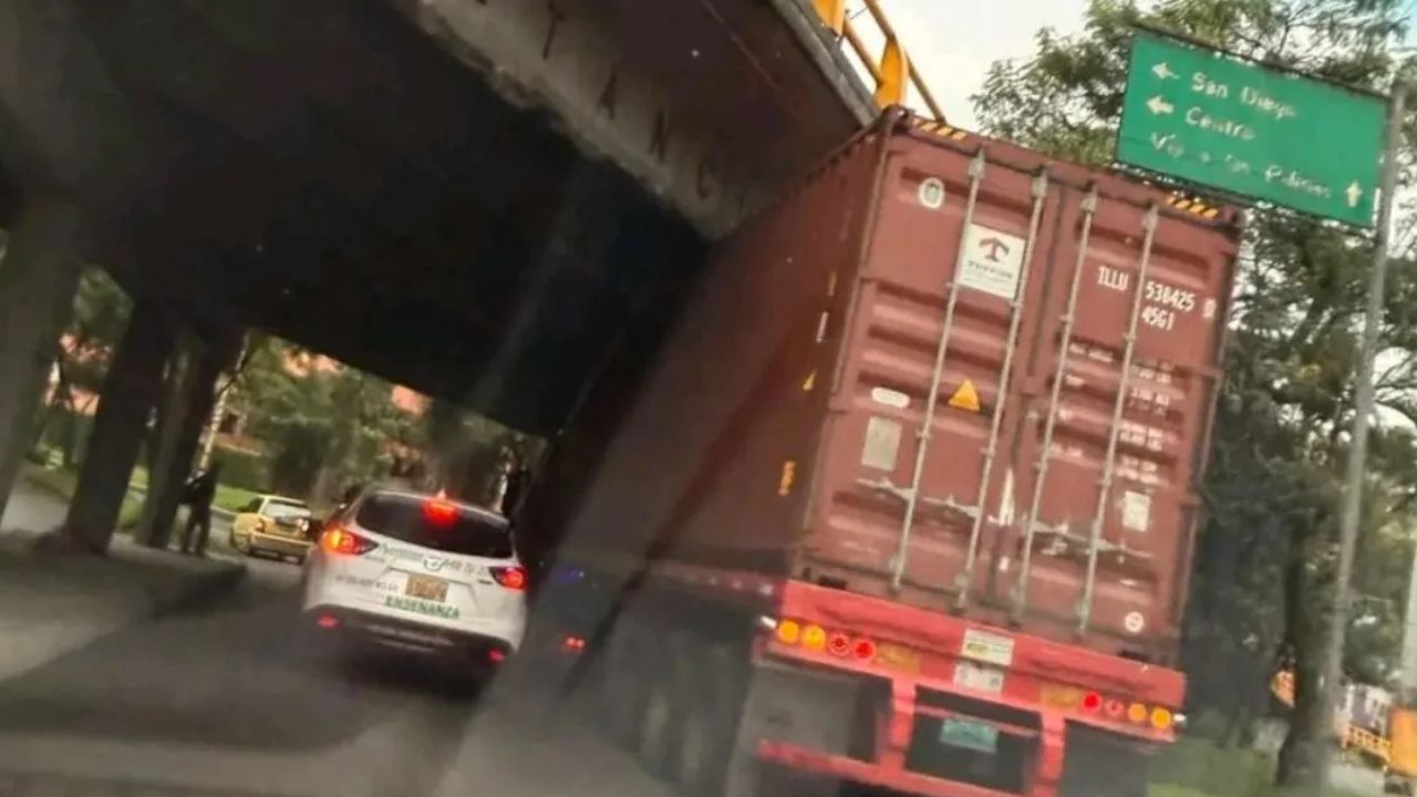 Mula quedó atorada bajo un puente de la Avenida 30