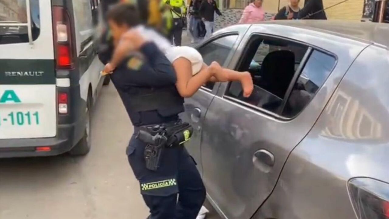 ¡Indignante! Policía rescata a niño de 2 años encerrado por más de 7 horas en un vehículo en Bogotá