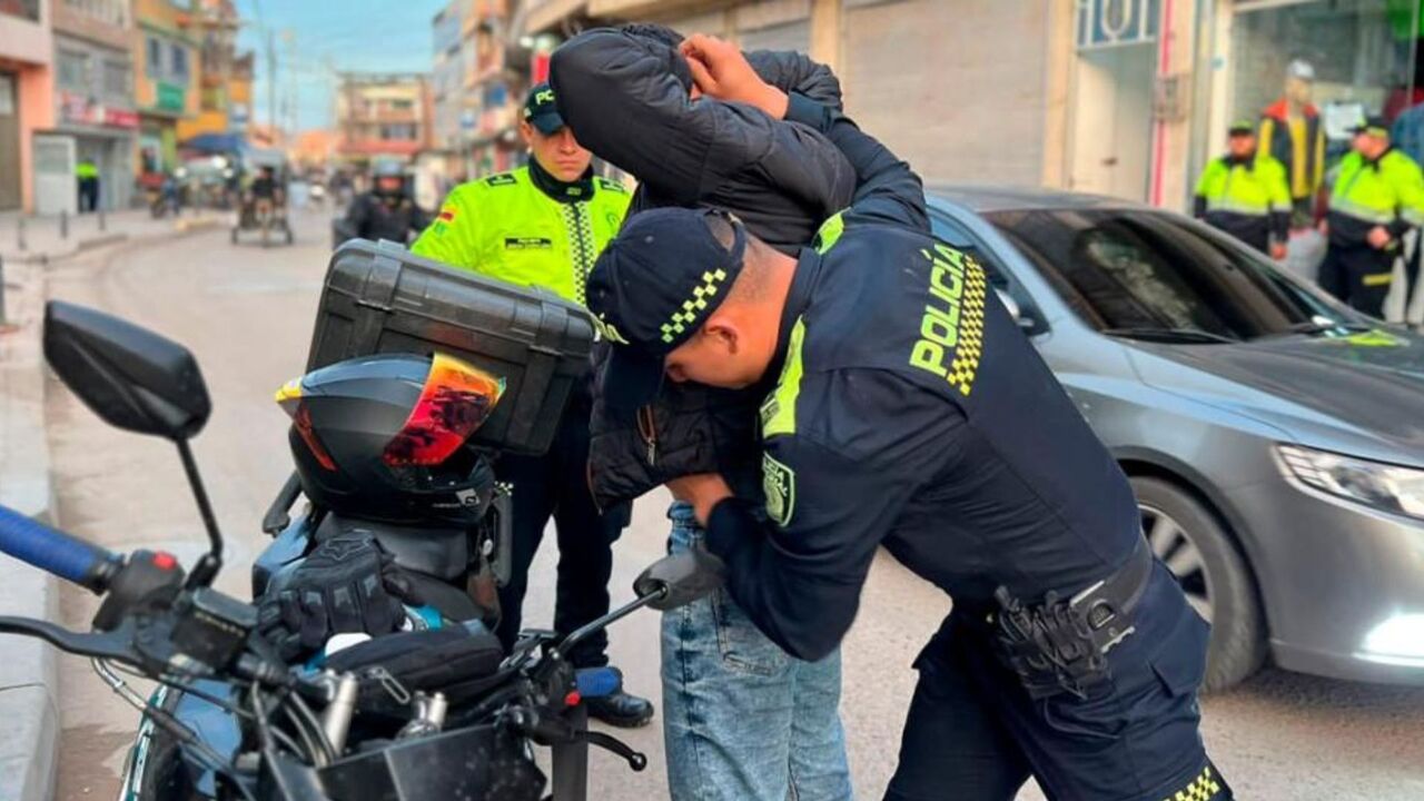 Operativo sorpresa en Bosa deja tres detenidos, armas incautadas y licor adulterado decomisado
