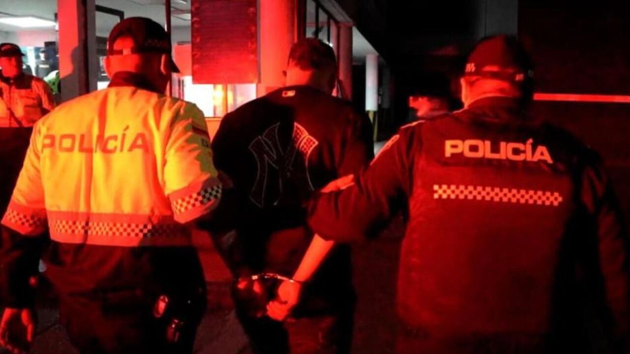 ¡Operativos en Bogotá! Hombre detenido con revólver y drogas en bar que operaba como ‘sindicato’
