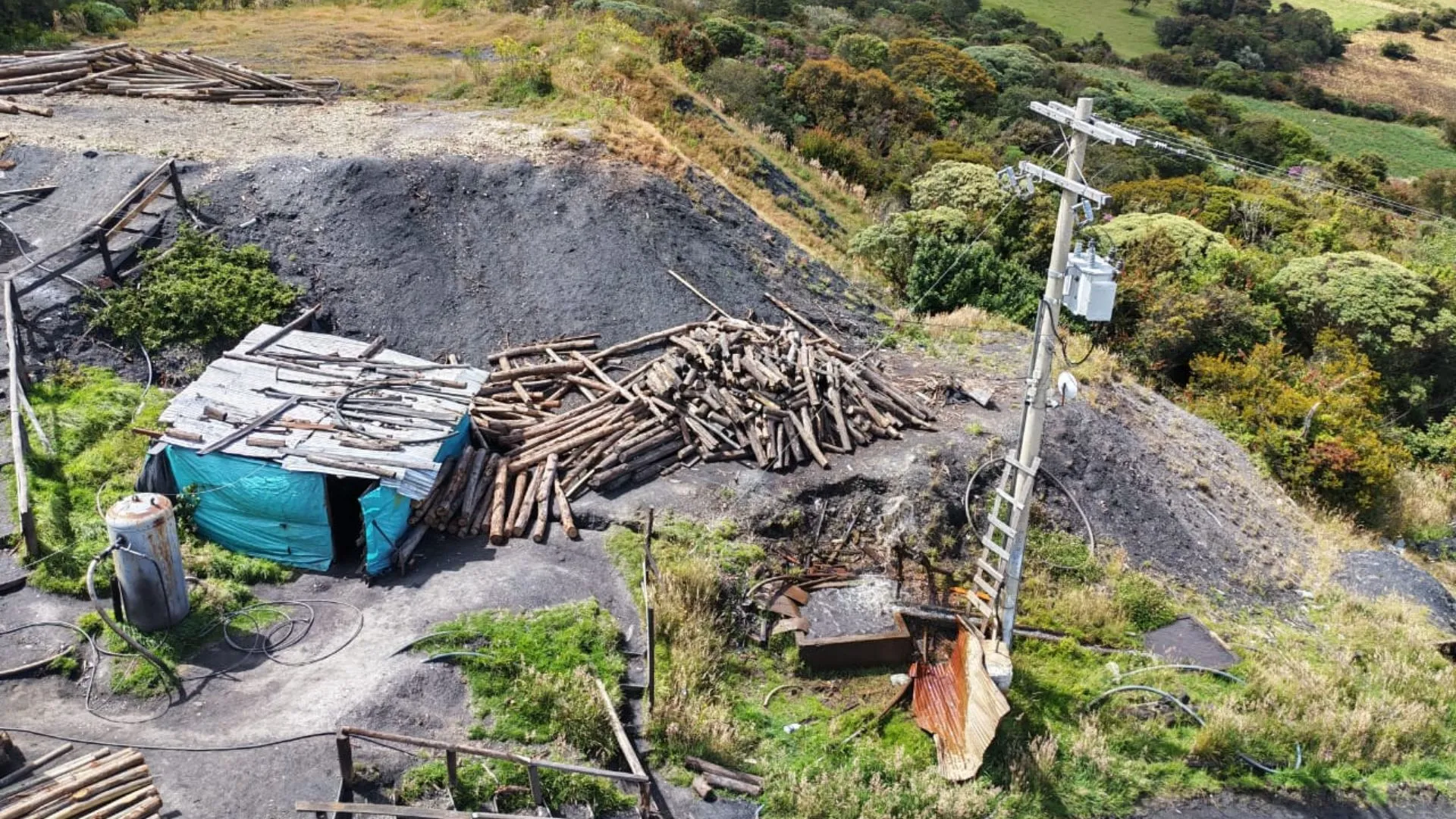 ¡Alto daño ambiental! CAR y Ejército frenan mina ilegal de carbón que estaba contaminando el páramo Rabanal