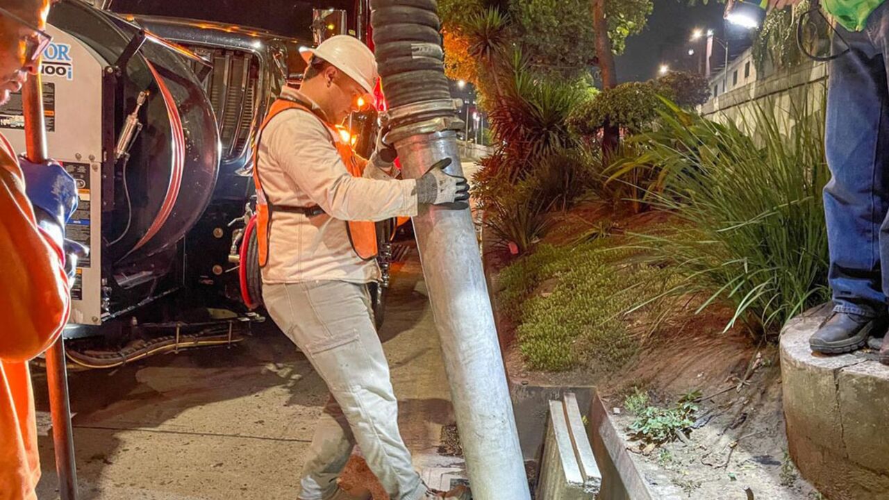 ¡Menos basura, menos inundaciones! Medellín limpia 1.300 sumideros y 15 soterrados para evitar inundaciones