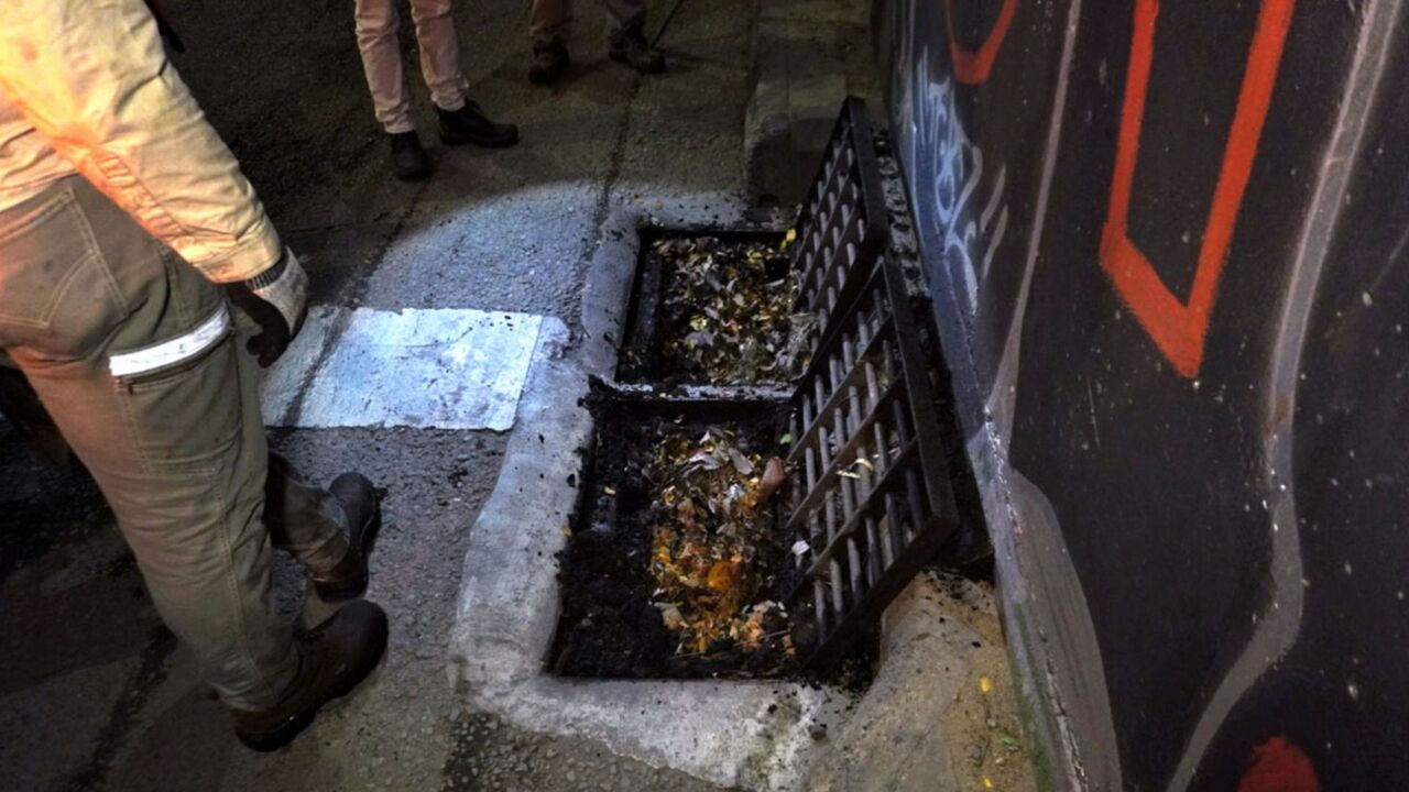 ¡Menos basura, menos inundaciones! Medellín limpia 1.300 sumideros y 15 soterrados para evitar inundaciones