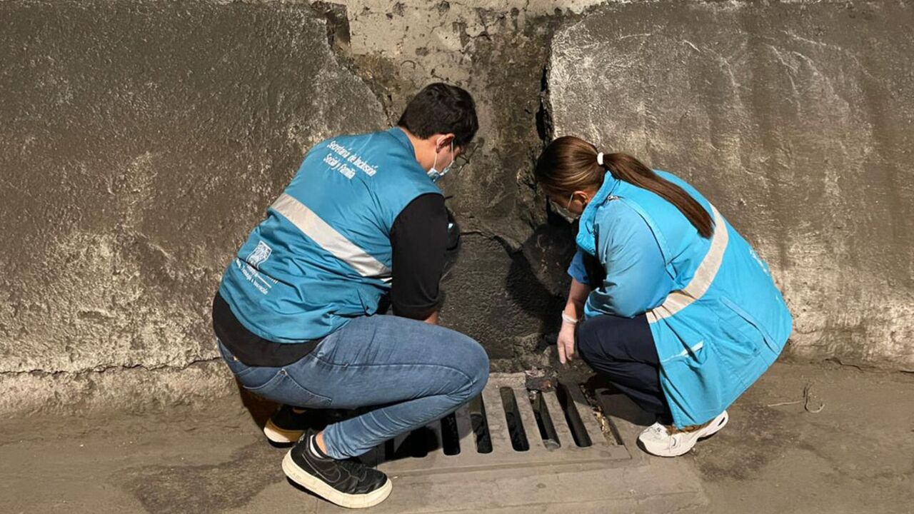 ¡Menos basura, menos inundaciones! Medellín limpia 1.300 sumideros y 15 soterrados para evitar inundaciones