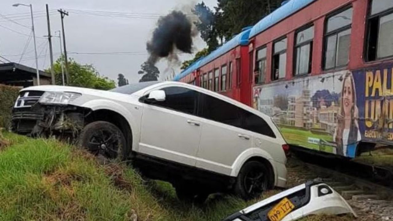 ¡Se lo llevó! Camioneta colisionó con el Tren de la Sabana en cruce ferroviario